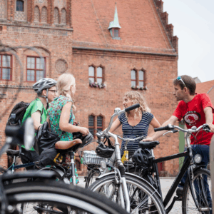 Radfahrer vor Rathaus Jüterbog (c) Jedrzej Marzecki (2)
