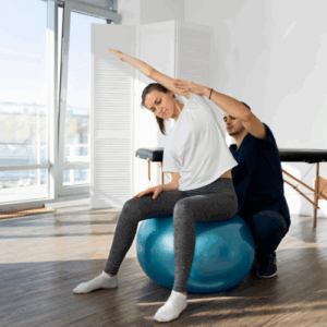 freepik.com, Frau bei der Reha auf Sitzball