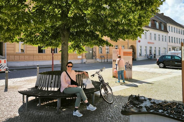 Gesund im Flaeming - Bäume kühlen die Innenstadt - Pause unter einer Linde.